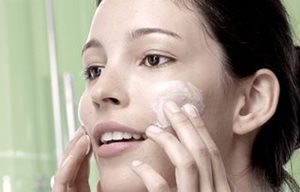 Realice la limpieza de la piel con agua micelar para el acné