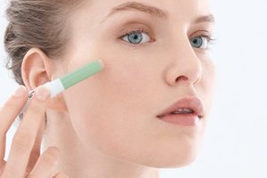 Správný make-up může zakrýt i pomoci snížit nedokonalosti pleti