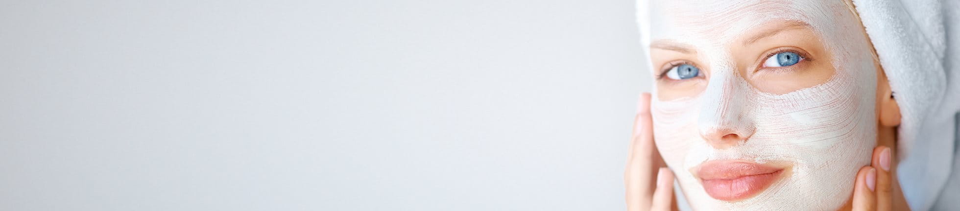 Junge Frau mit pflegender Gesichtsmaske