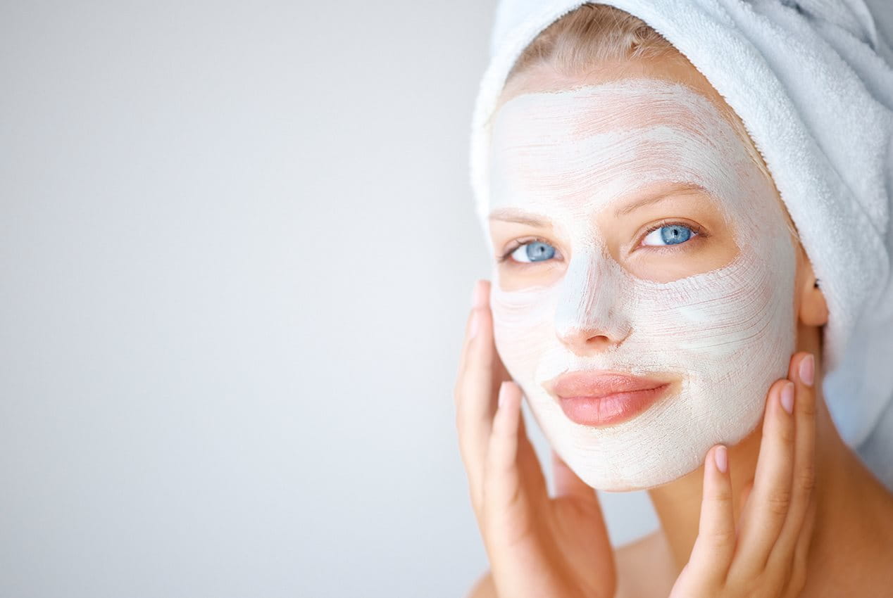 Junge Frau mit pflegender Gesichtsmaske