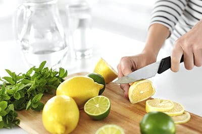 Hausmittel gegen Mitesser Zitronenwasser als Gesichtsreinigung 