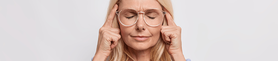 Frau greift mit ihren Fingern an die Schläfen