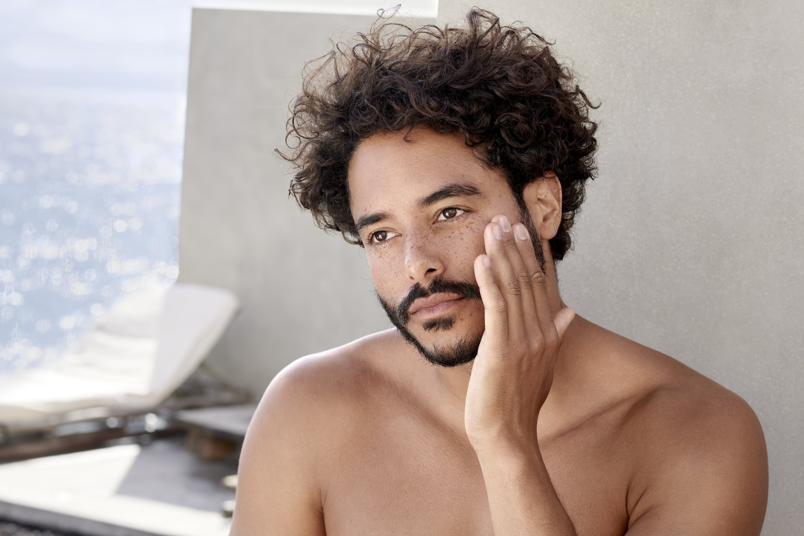 De petites taches rouges accompagnées d'une sensation de démangeaison peuvent indiquer une allergie au soleil.