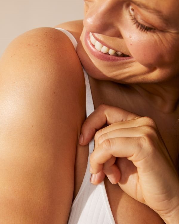 Спрей тенът е относително безрисков метод за почерняване при акне и проблемна кожа