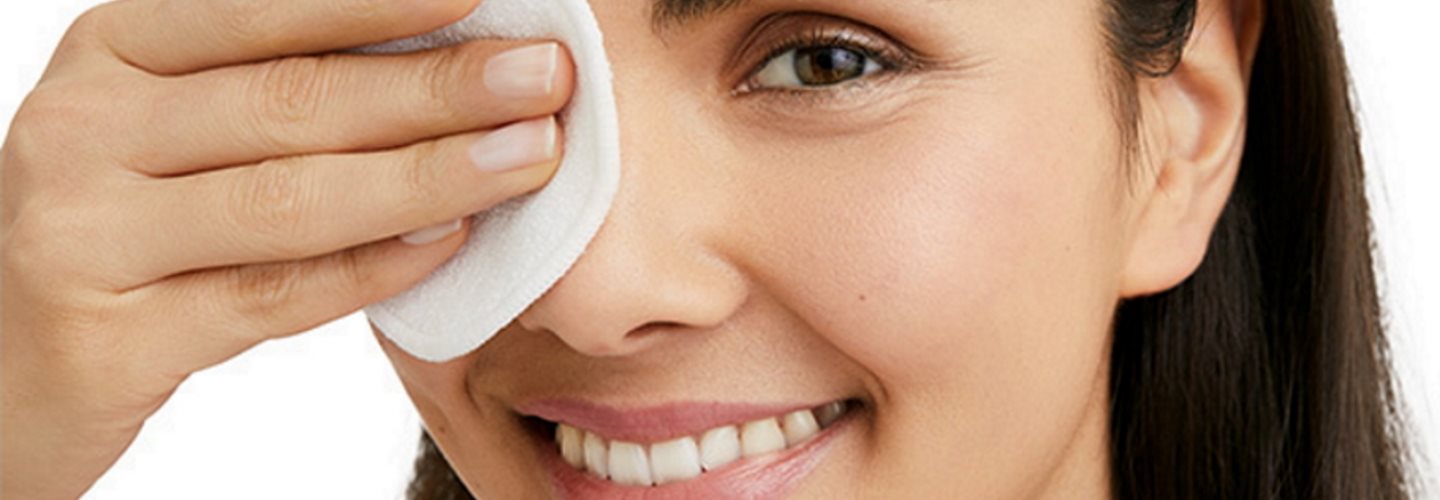 Frau schminkt sich ab.