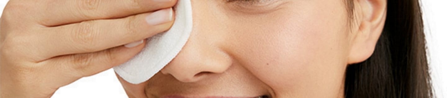 Frau schminkt sich ab.