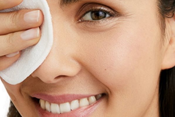 Frau schminkt sich ab.