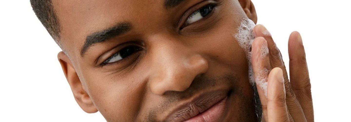 Mann pflegt sein Gesicht