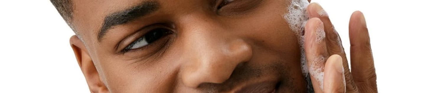 Mann pflegt sein Gesicht