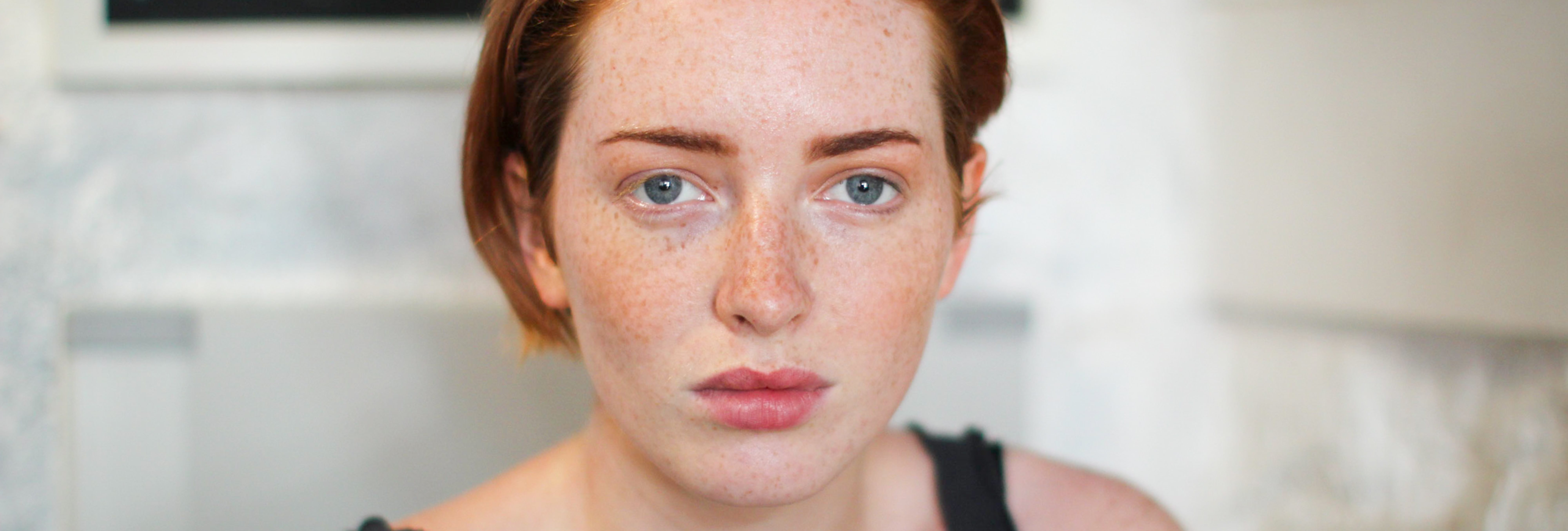 Ansiktsbild av en kvinna med normal frisk hudtyp