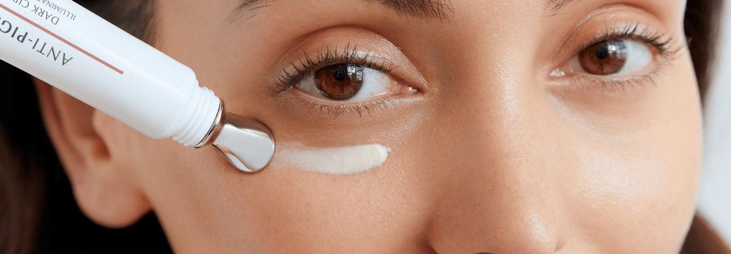 Kvinna som applicerar ögonkräm