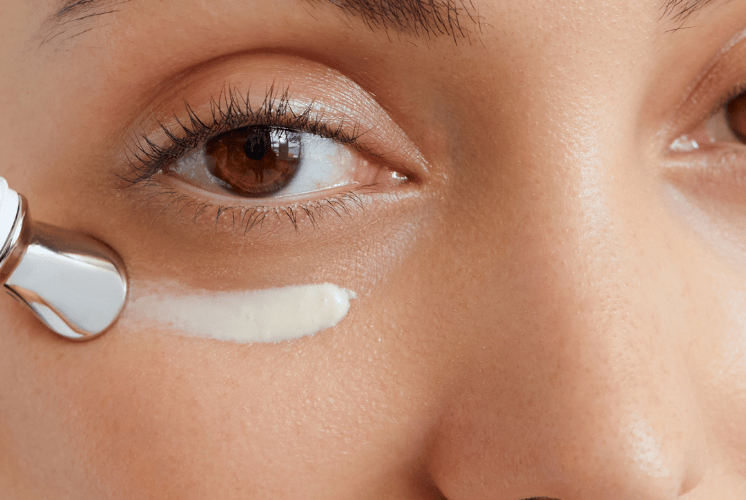 Kvinna som applicerar ögonkräm