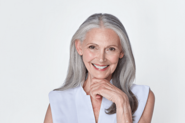 Äldre kvinna som ler