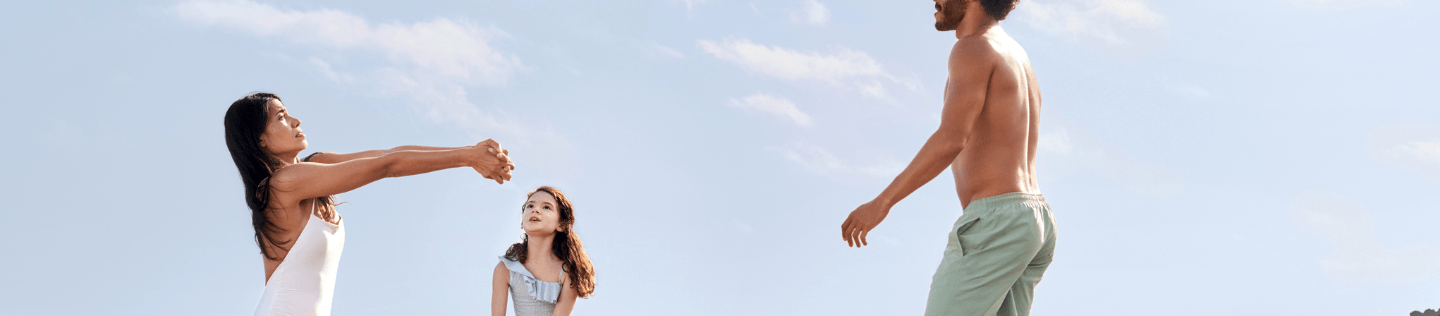 Familj i solen på stranden