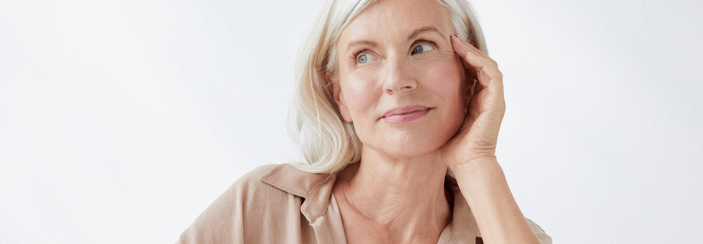 kvinna med rynkor på halsen