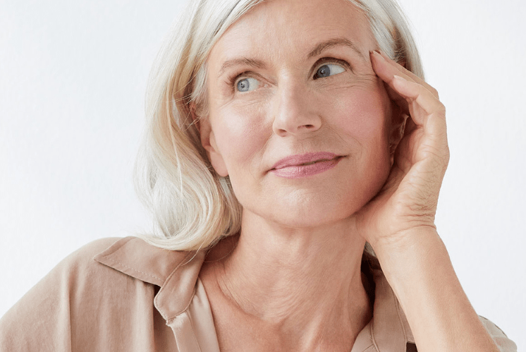 kvinna med rynkor på halsen