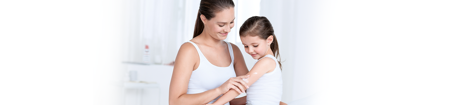 žena nanosi kremu na dijete