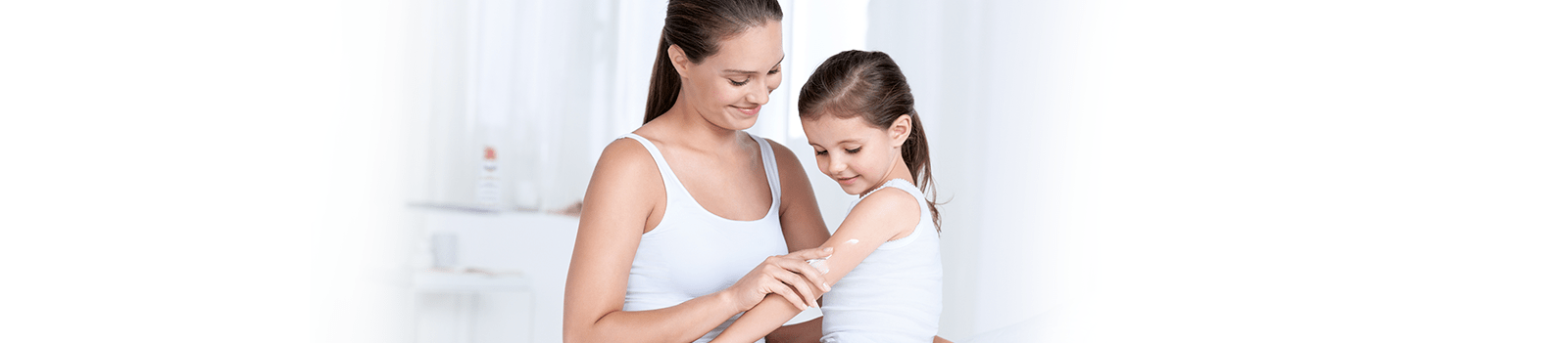 žena nanosi kremu na dijete