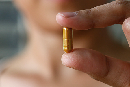 Medicinsko liječenje simptoma akni, benzoil peroksid, itd..