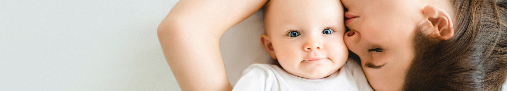 žena s djetetom na krevetu