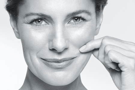 žena pokazuje gubitak elastičnosti na koži lica