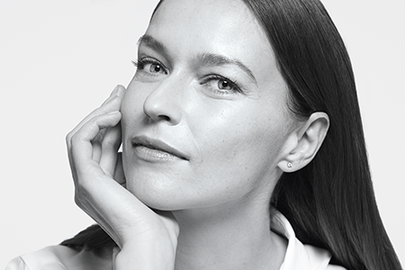 žena čija koža počinje stariti