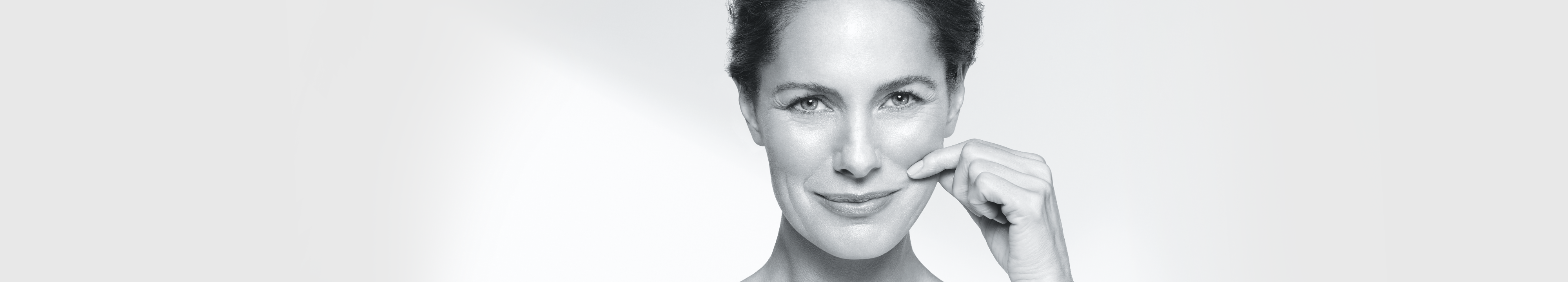 žena se drži za kožu lica