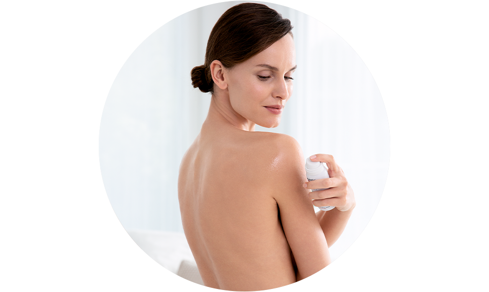 žena nanosi Eucerin njegu