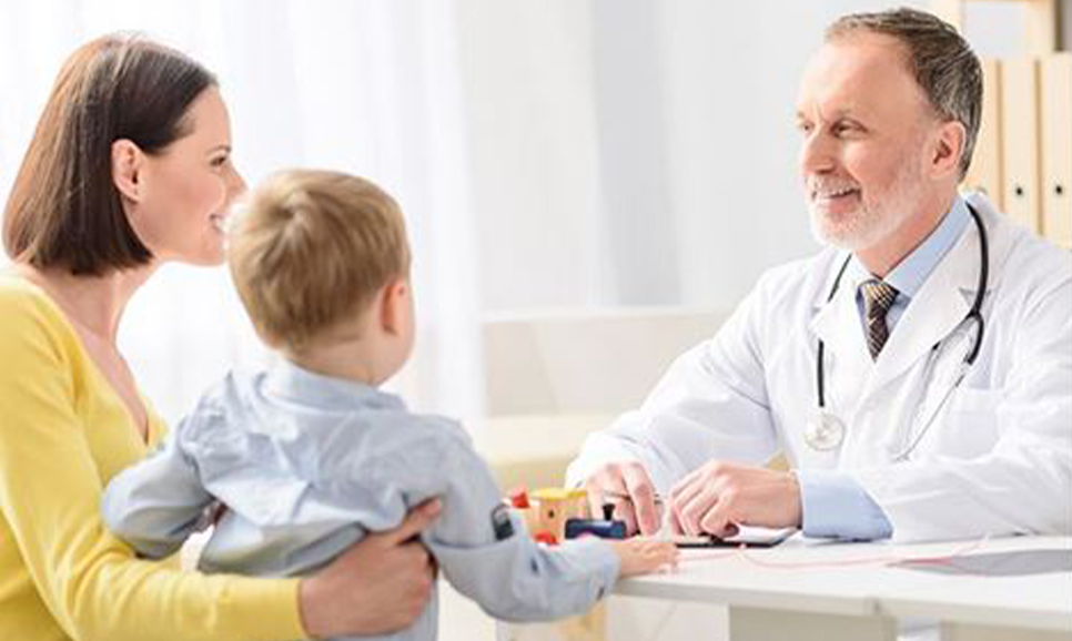 žena i dijete kod liječnika