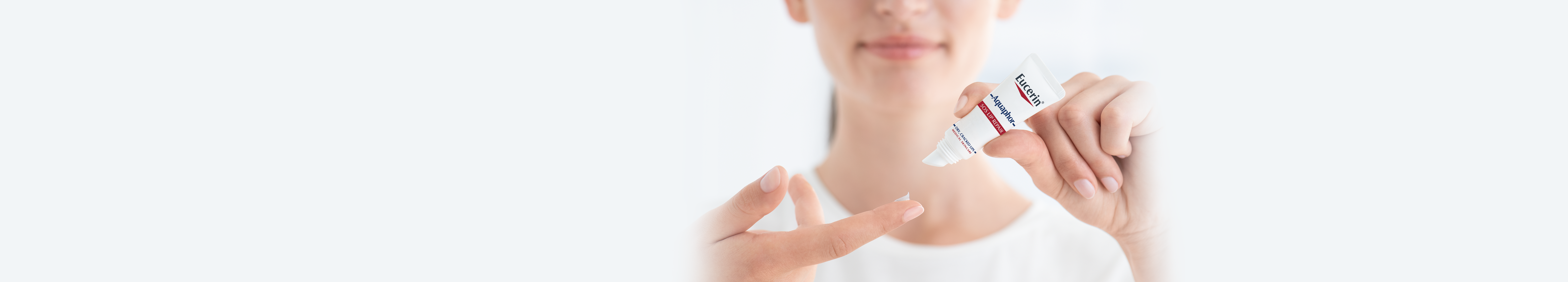 žena s Eucerin Aquaphor njegom