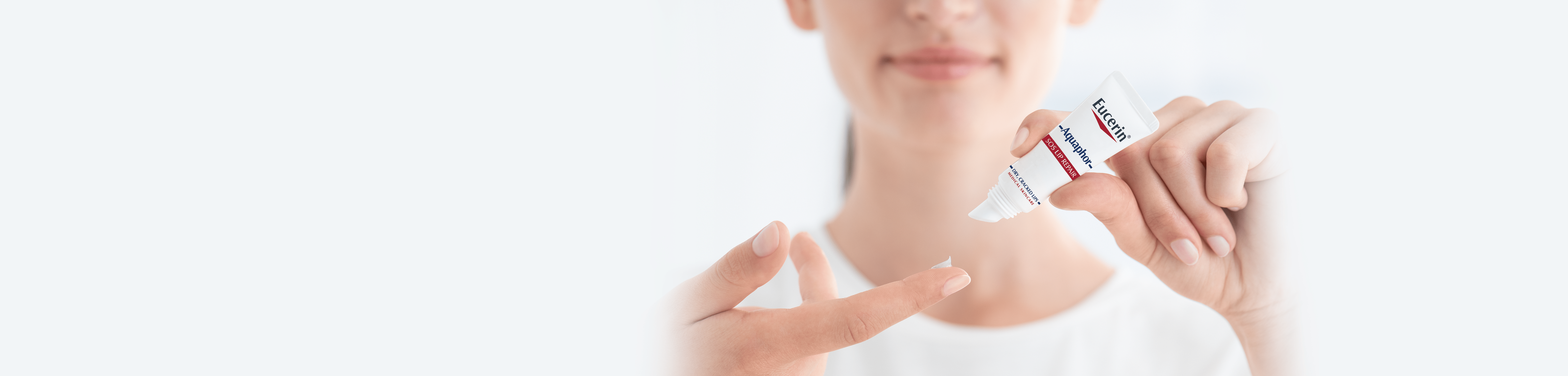 žena s Eucerin Aquaphor njegom