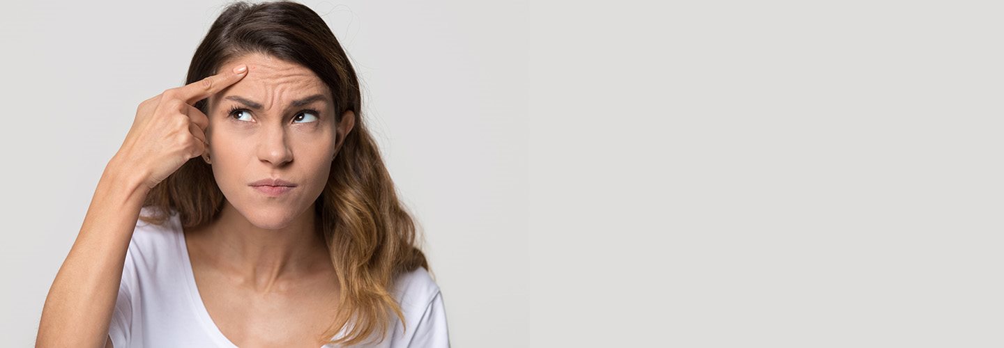 rughe tra le sopracciglia foto