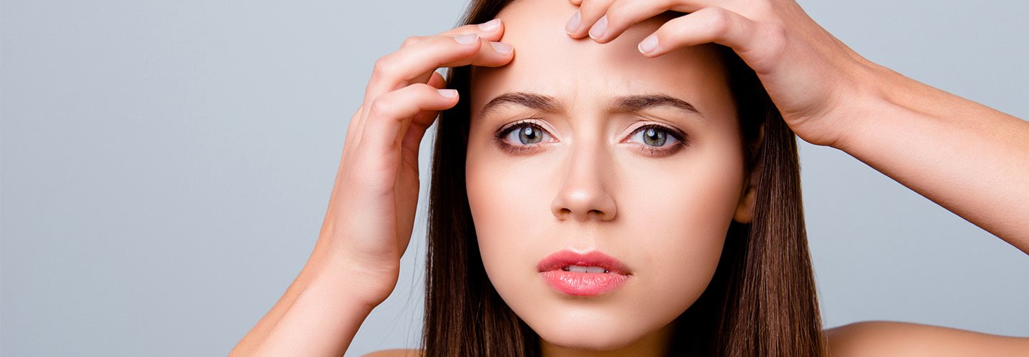 piccoli brufoli sulla fronte