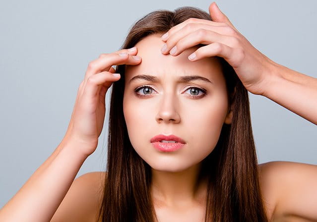 piccoli brufoli sulla fronte