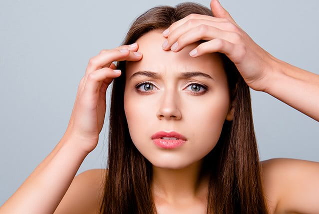 piccoli brufoli sulla fronte