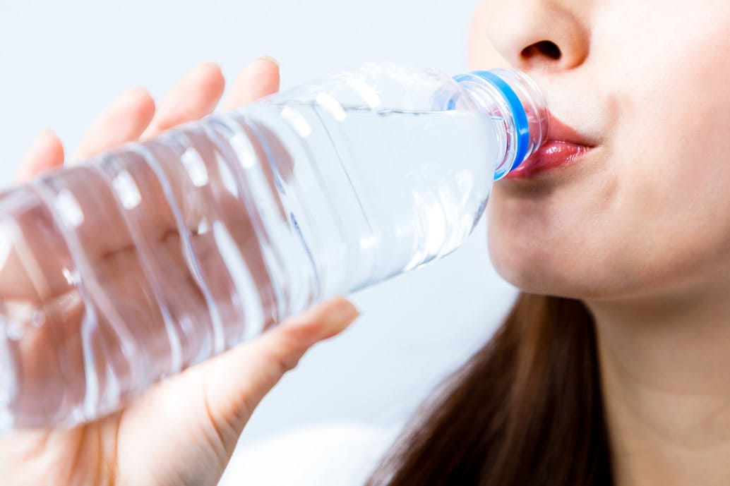 rimedi insolazione: bere tanta acqua