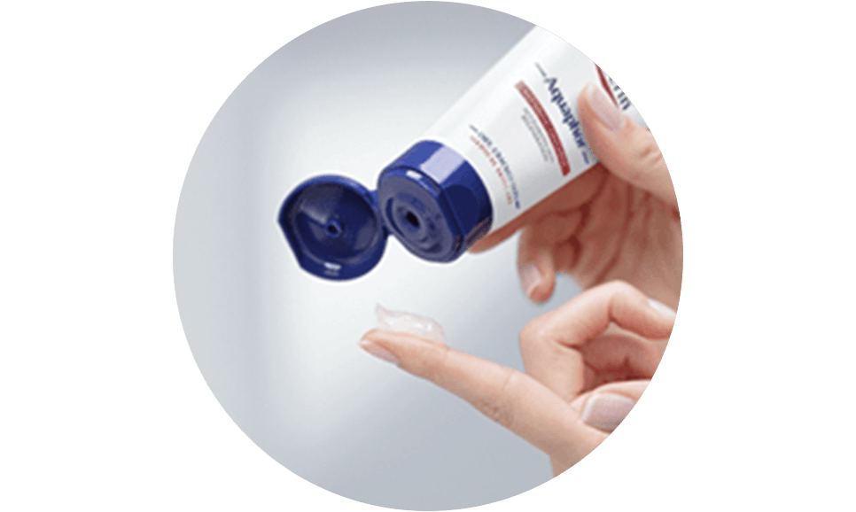 Mano che tiene il prodotto e lo mette sul dito 