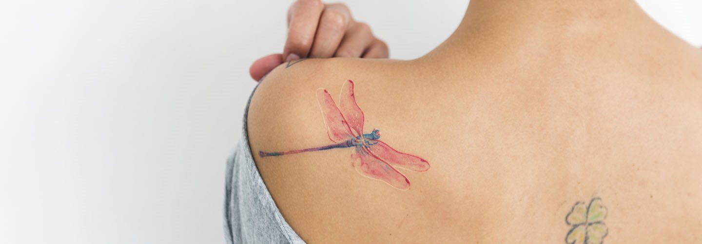 cura tatuaggio: immagine di un tatuaggio sulla spalla