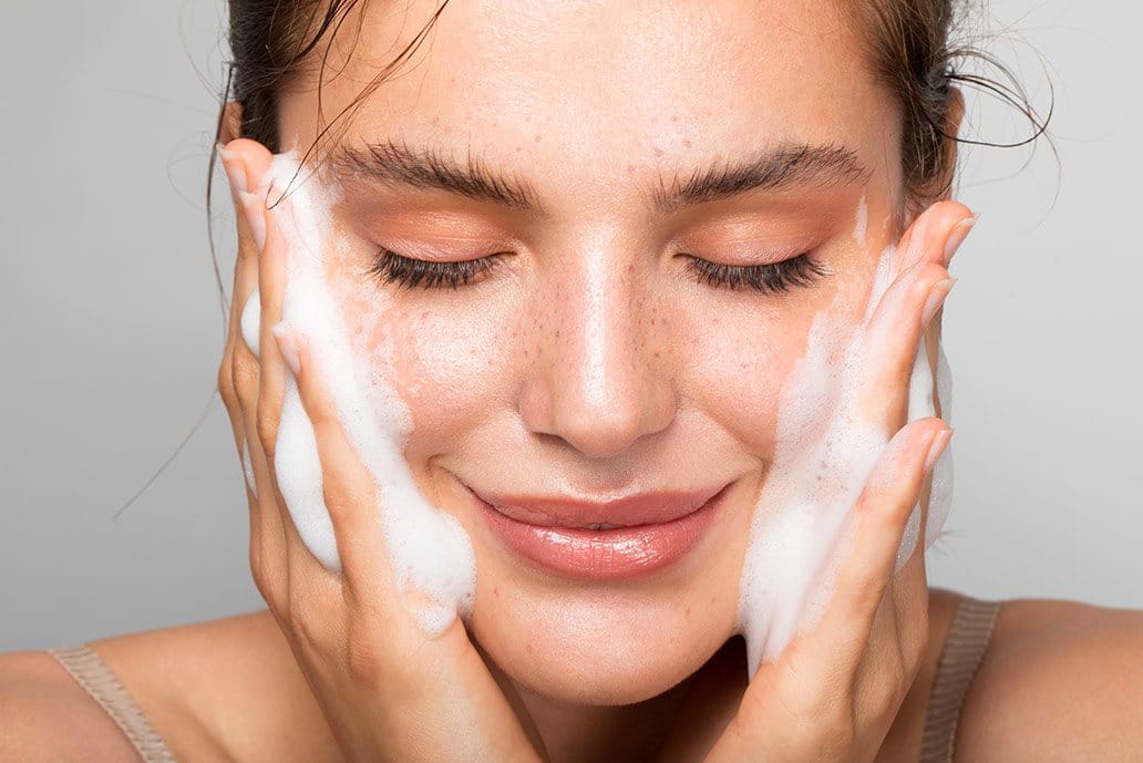 usare gel detergente viso massaggiando il prodotto delicatamente
