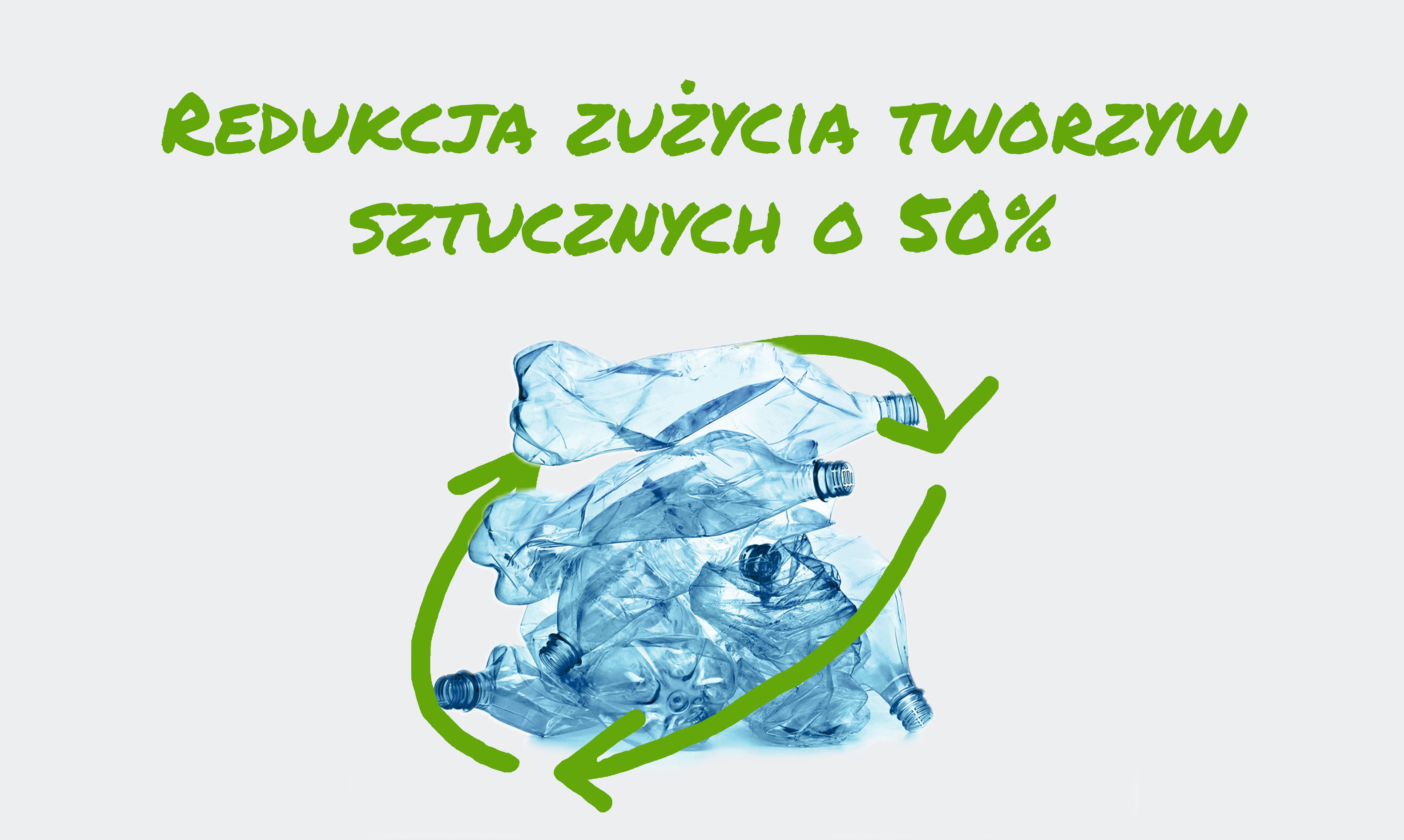 Stos wyrzuconych plastikowych butelek otoczony stylizowanym symbolem recyklingu
