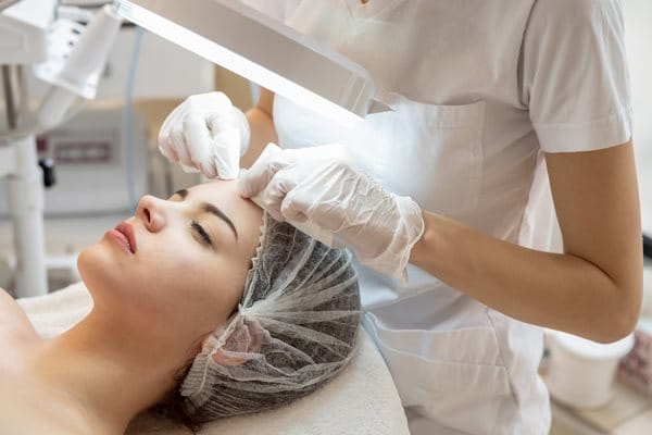 Manualne oczyszczanie twarzy - czy ma sens?