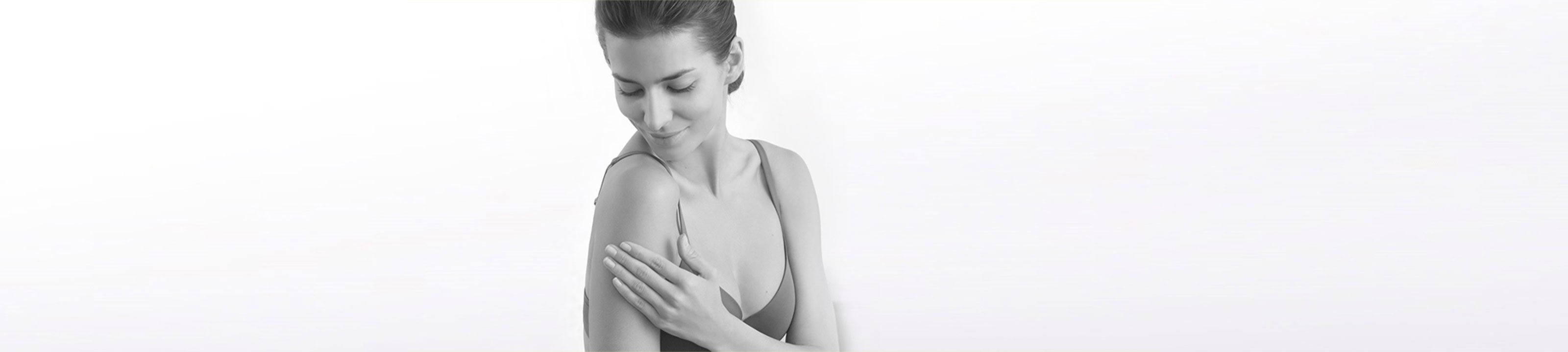 mulher a olhar para a pele do seu corpo