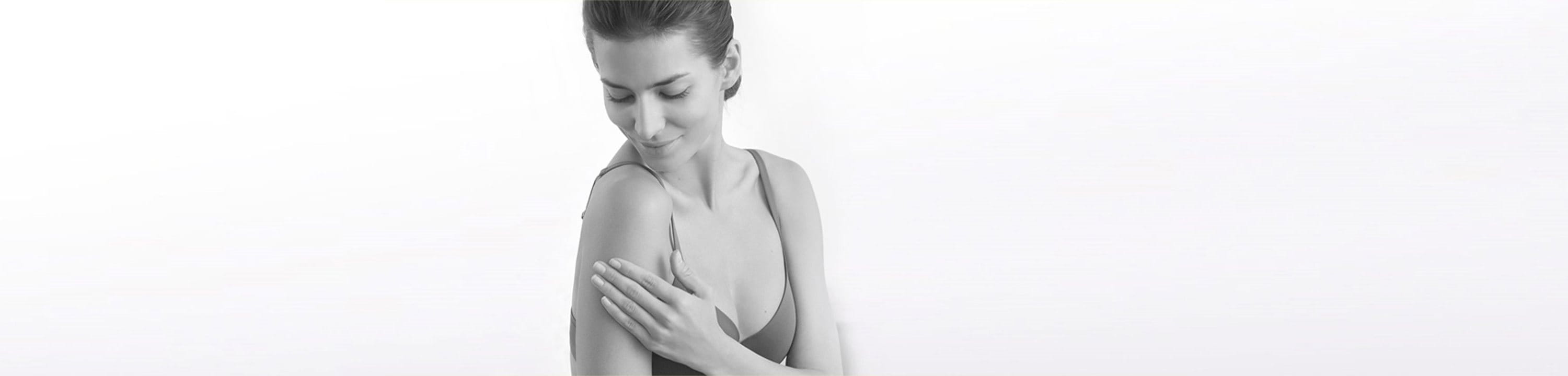 mulher a olhar para a pele do seu corpo