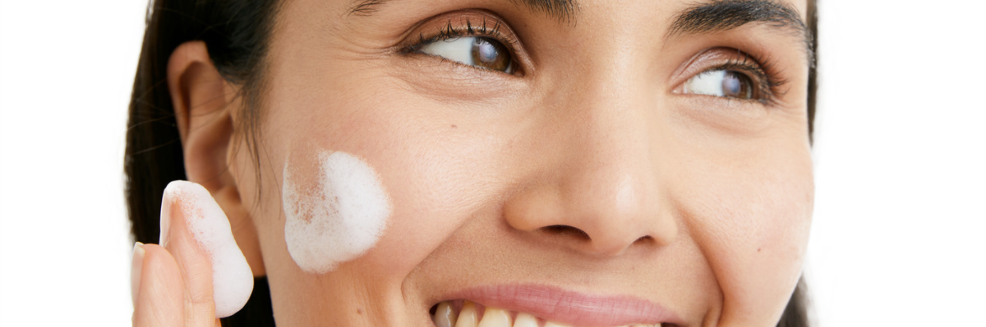 Leende kvinna mot en vit bakgrund