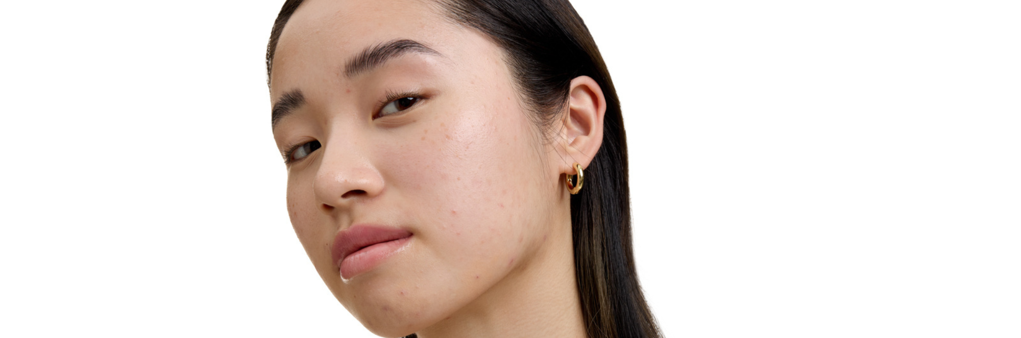 Kvinna med svart hår mot en vit bakgrund