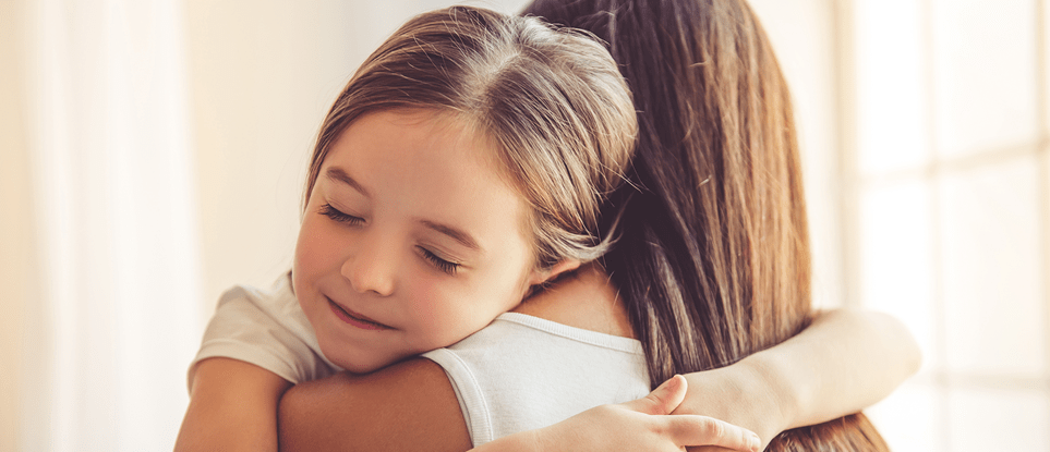 Eucerin samarbete: mor och dotter kramas
