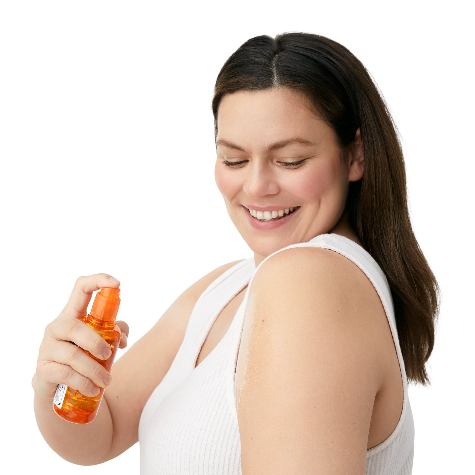 Kvinna som sprayar sig med Eucerin Sun Transparent Spray SPF 30