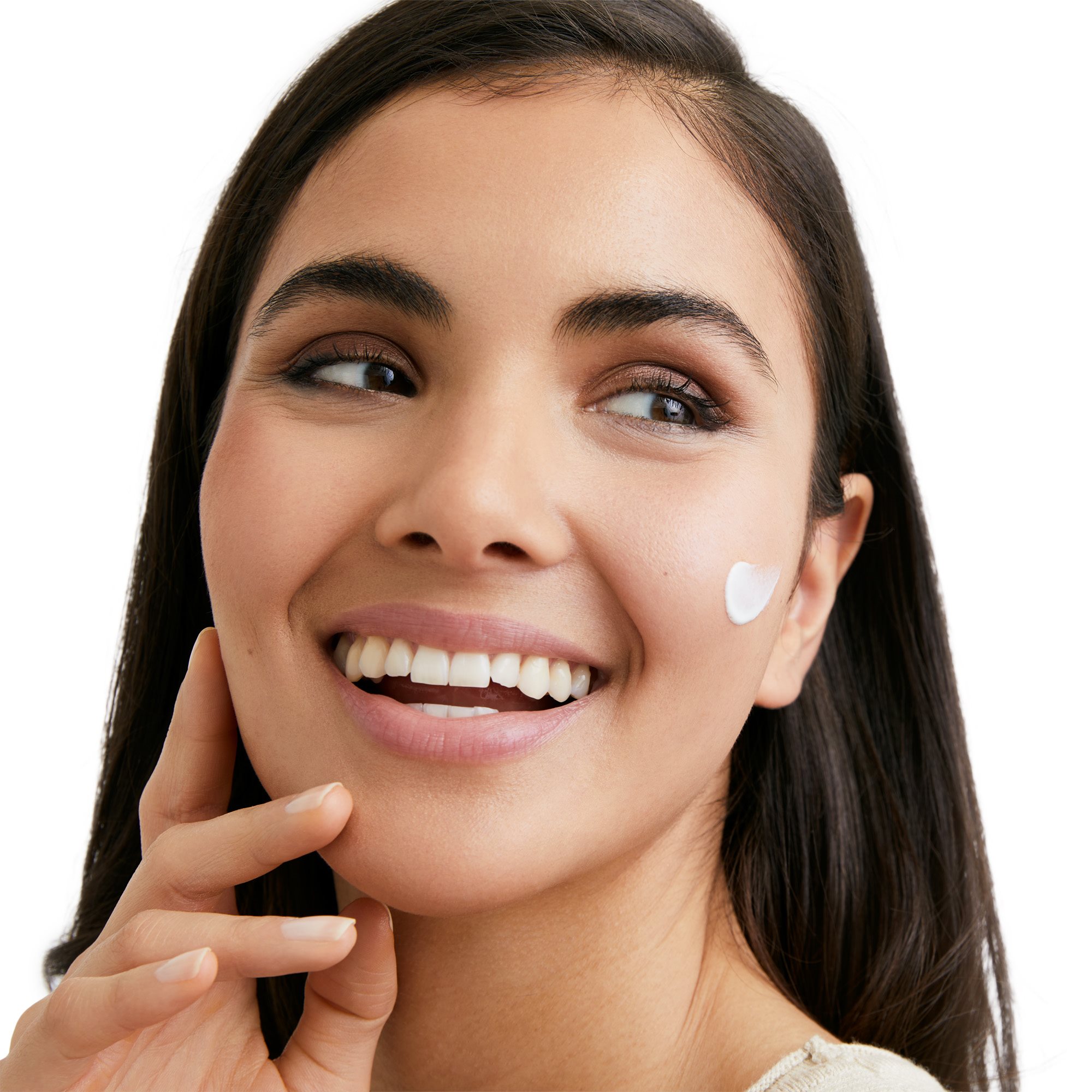 Kvinna som smörjer in sig med Eucerin Sun Photoaging Control SPF50 i ansiktet