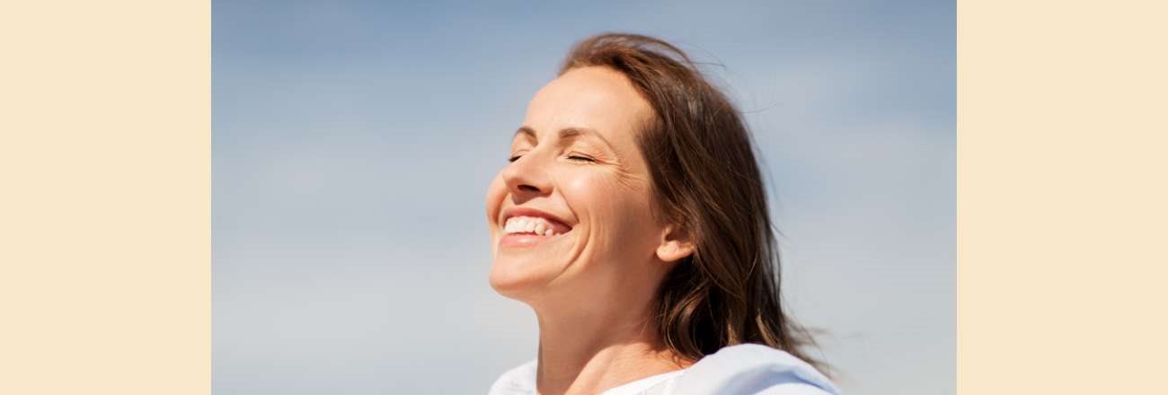 kvinna som använder solskydd som en del i sin dagliga rutin