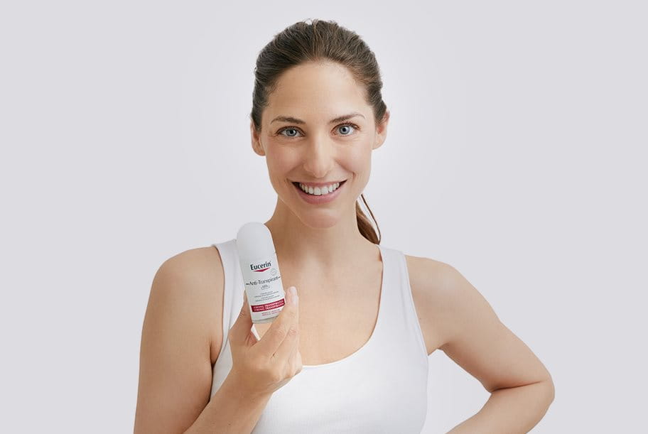 žena drží antiperšpirant